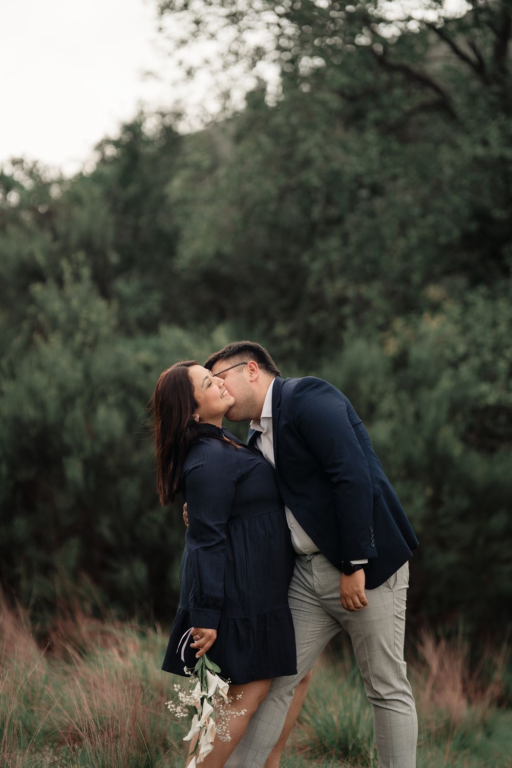 Denixa y Sebastián, un beso en el bosque