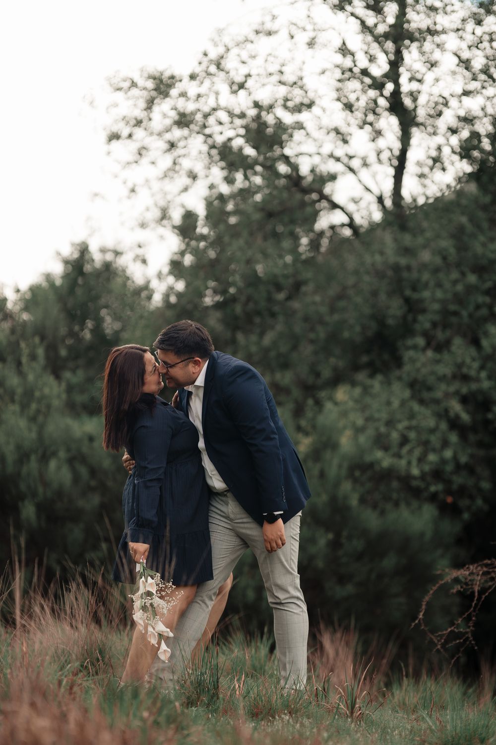 Un beso entre los árboles