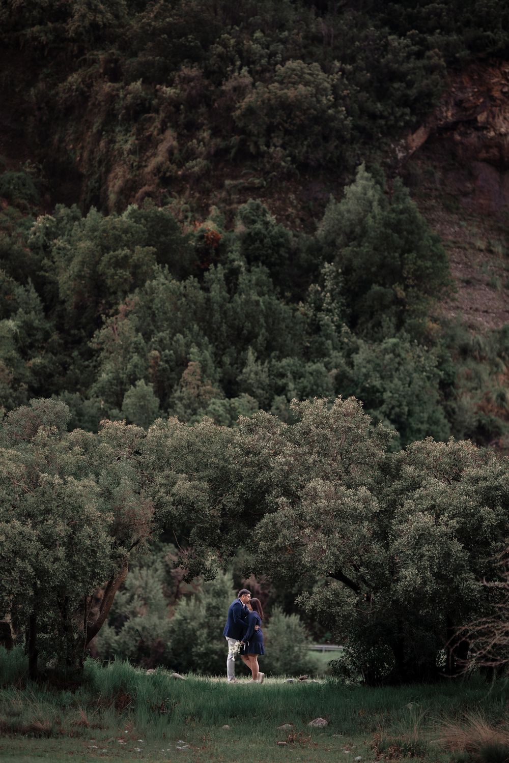 La pareja a lo lejos, entre el bosque
