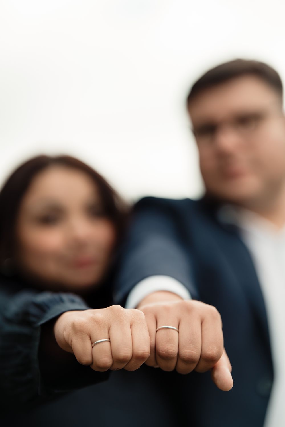 Sus anillos, en primer plano